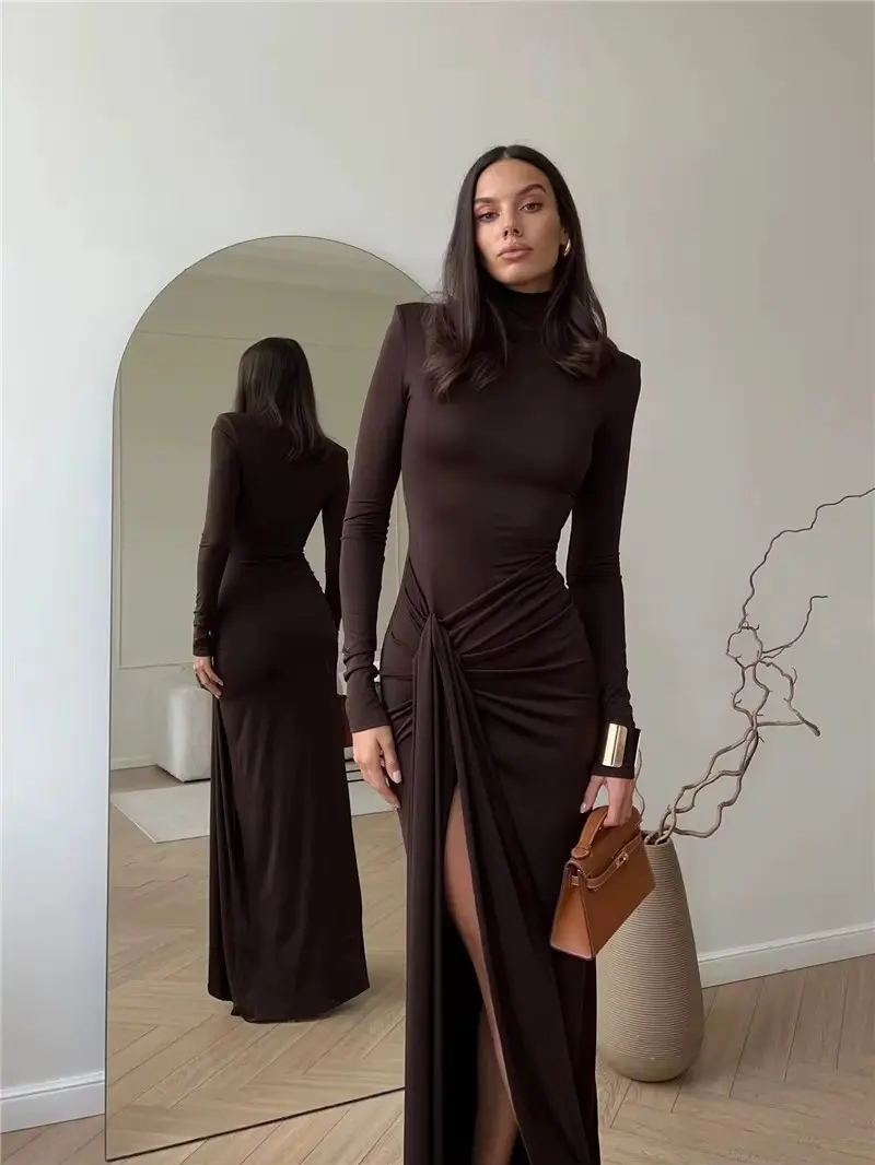 أناقة النعومة والجمال: فساتين سهره حريري بتصميم انسيابي بسيط. فساتين سهره يضفي بريقًا بتصميم انسيابي بسيط