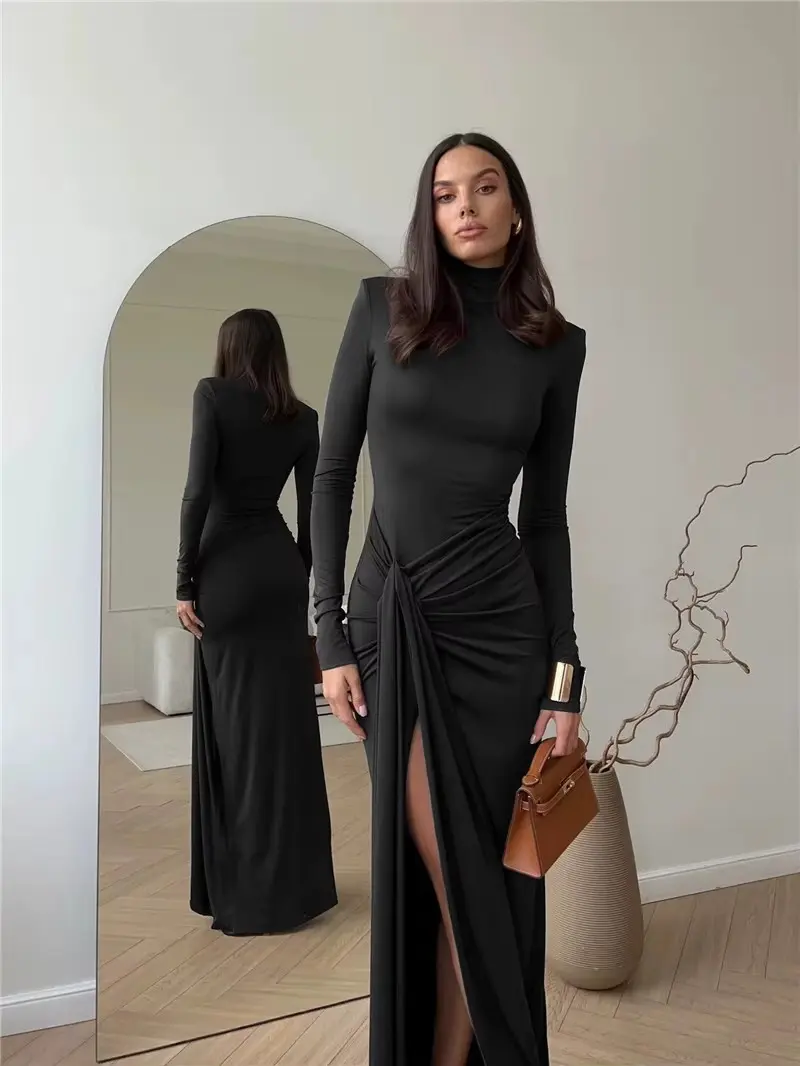 أناقة النعومة والجمال: فساتين سهرة ناعمة حريري بتصميم انسيابي بسيط. فساتين سهرة ناعمة من الحرير بتصميم انسيابي بسيط