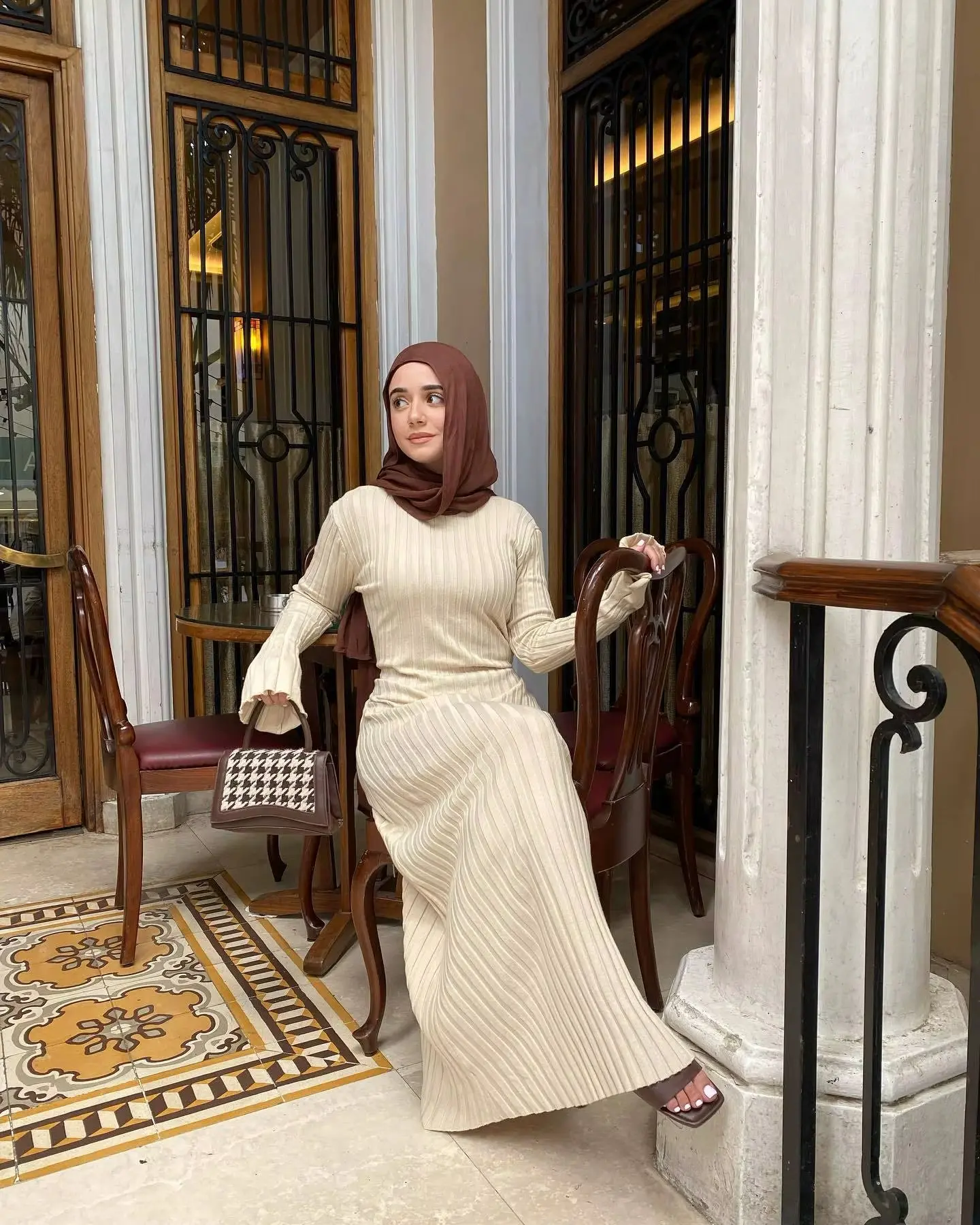 فخامة الحرير وبريق الذهب: فساتين سهرة فخمة لإطلالة ملكية عصرية. فساتين سهرة فخمة تمنحكِ إطلالة لا تُنسى