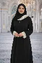 تغليف راقي ومحكم لطلبات العبايات السوداء من متجر ذوات