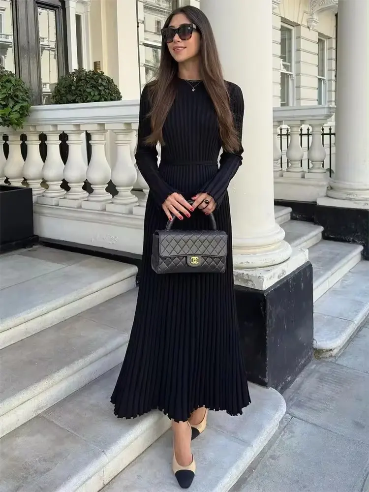 فساتين محجبات بتصميم واسع فساتين سهرة ناعمة بتصميم انسيابي وأكمام طويلة فساتين سهرة فخمة لإطلالة ملكية